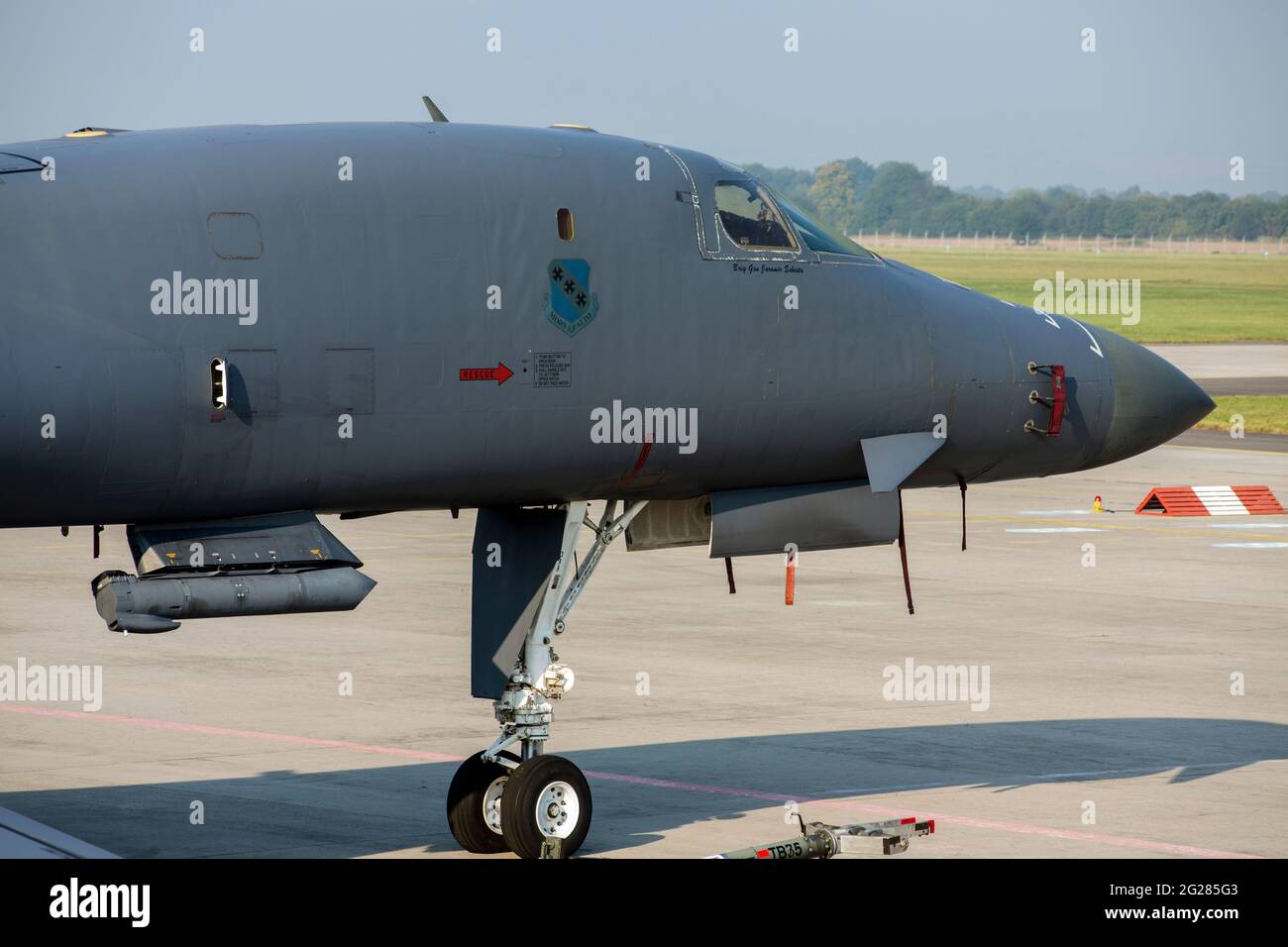 B-1 Bomber mit Scharfschützenpod befestigt. Stockfoto