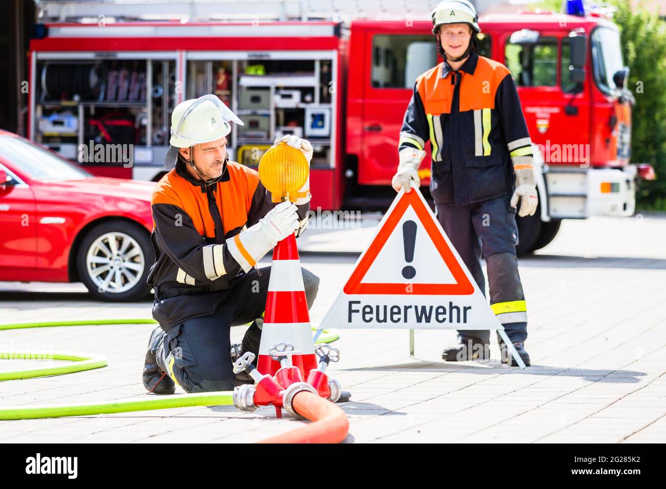 Weibliche Feuerwehrleute im Notbetrieb einrichten Aufmerksamkeit Zeichen Stockfoto