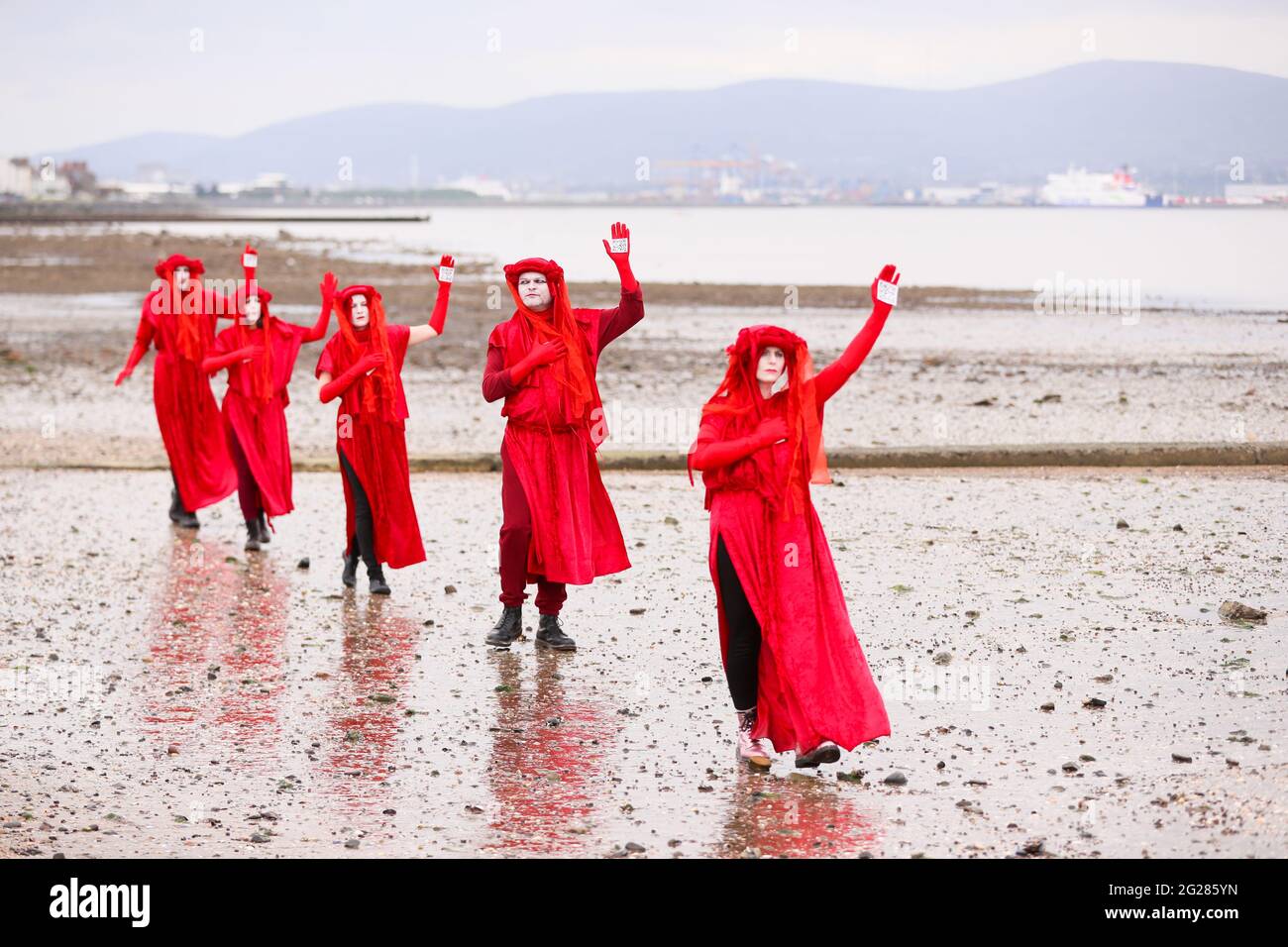 Die Brigade der Roten Rebellen veranstalte im Belfast Lough im Seapark, Co. Down, einen „Tee im Meer“-Protest vor dem G7-Gipfel, um den Anstieg des Meeresspiegels hervorzuheben. Stockfoto