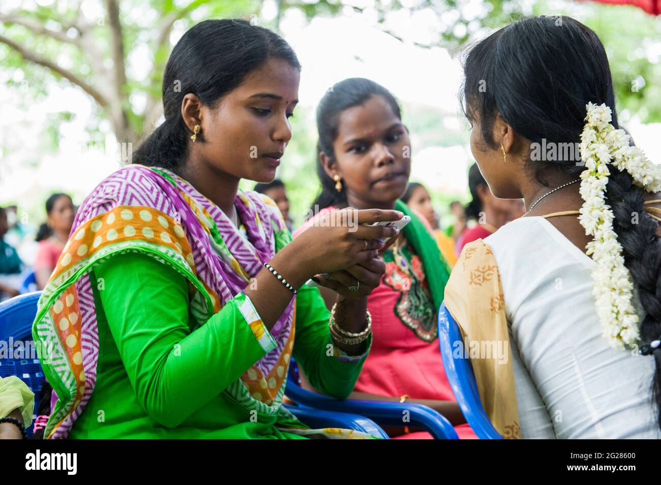 Tamil Nadu, Indien - 2018. Mai: Gruppe von Mädchen, die mit dem Telefon chatten Stockfoto