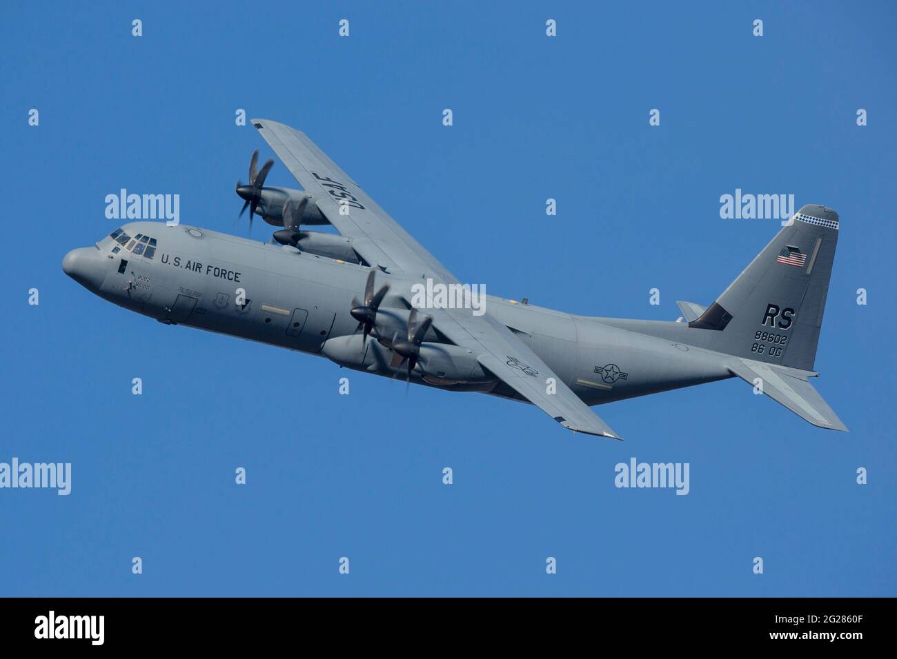 Die US-Luftwaffe C-130J des 86. Airlift-Flügels über der Ramstein Air Base, Deutschland. Stockfoto
