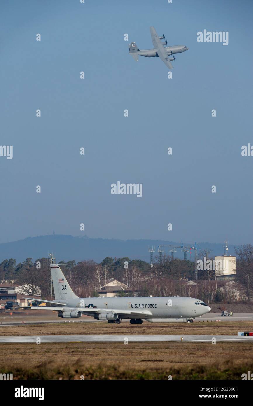 US Air Force E-8C JSTARS rollt auf dem Ramstein Air Base. Stockfoto