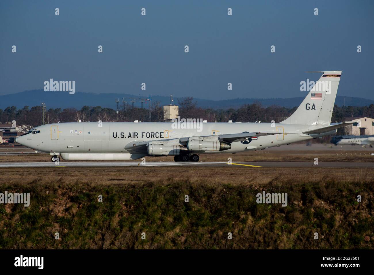 Die US Air Force E-8C JSTARS rollt auf dem Luftwaffenstützpunkt Ramstein, Deutschland. Stockfoto