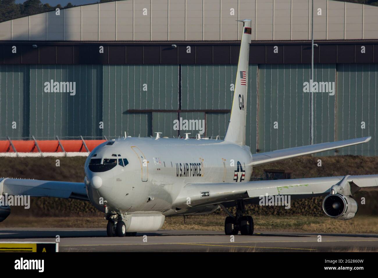 Die US Air Force E-8C JSTARS rollt auf dem Luftwaffenstützpunkt Ramstein, Deutschland. Stockfoto