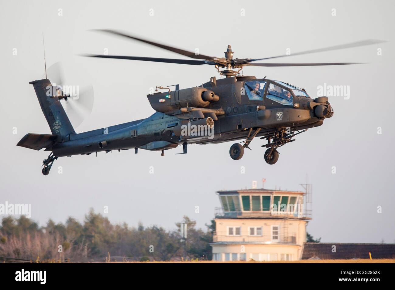 AH-64D Apache-Hubschrauber für die Operation Atlantic Resolve nach Europa eingesetzt. Stockfoto