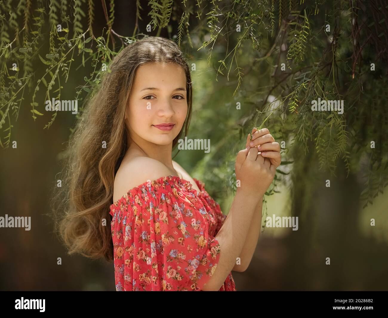 Süße kleine Mädchen im Freien mit lockigen Haaren im Wind. Stockfoto