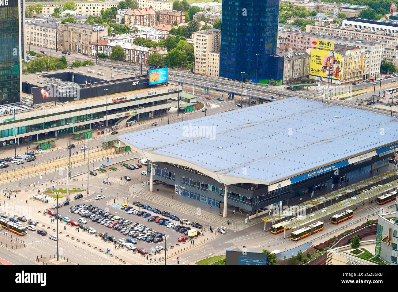 Hauptbahnhof Warschau. Blick von der Aussichtsplattform auf den Palast der Kultur und Wissenschaft Stockfoto