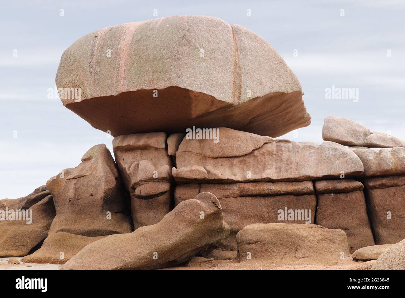 Bizarre Felsbrocken und Felsen an der Pink Granite Coast auf der Insel Renote in der Bretagne, Frankreich Stockfoto