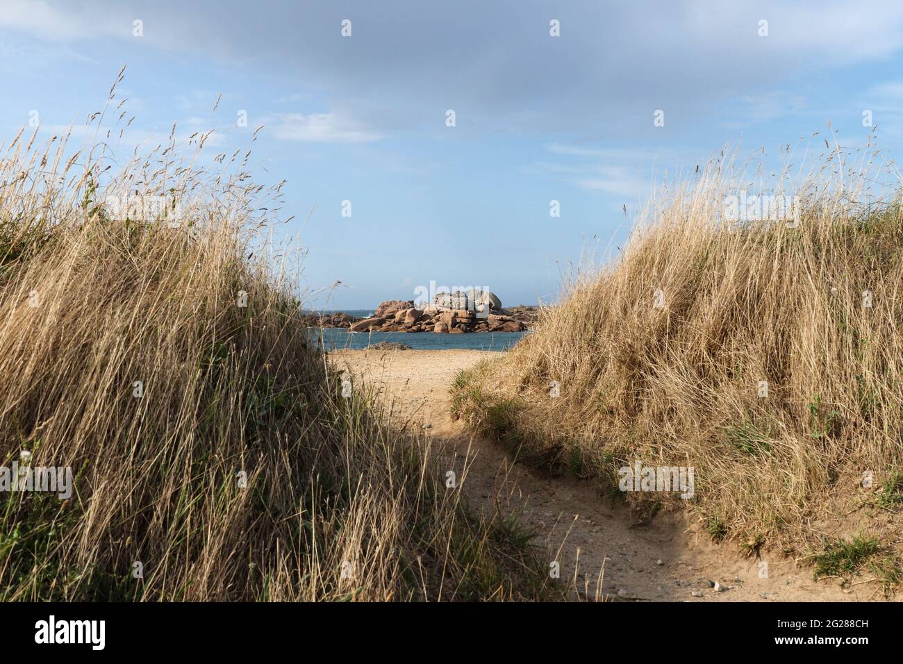 Eingang zum Strand auf der Insel Renote in der Bretagne, Tregastel, Frankreich Stockfoto