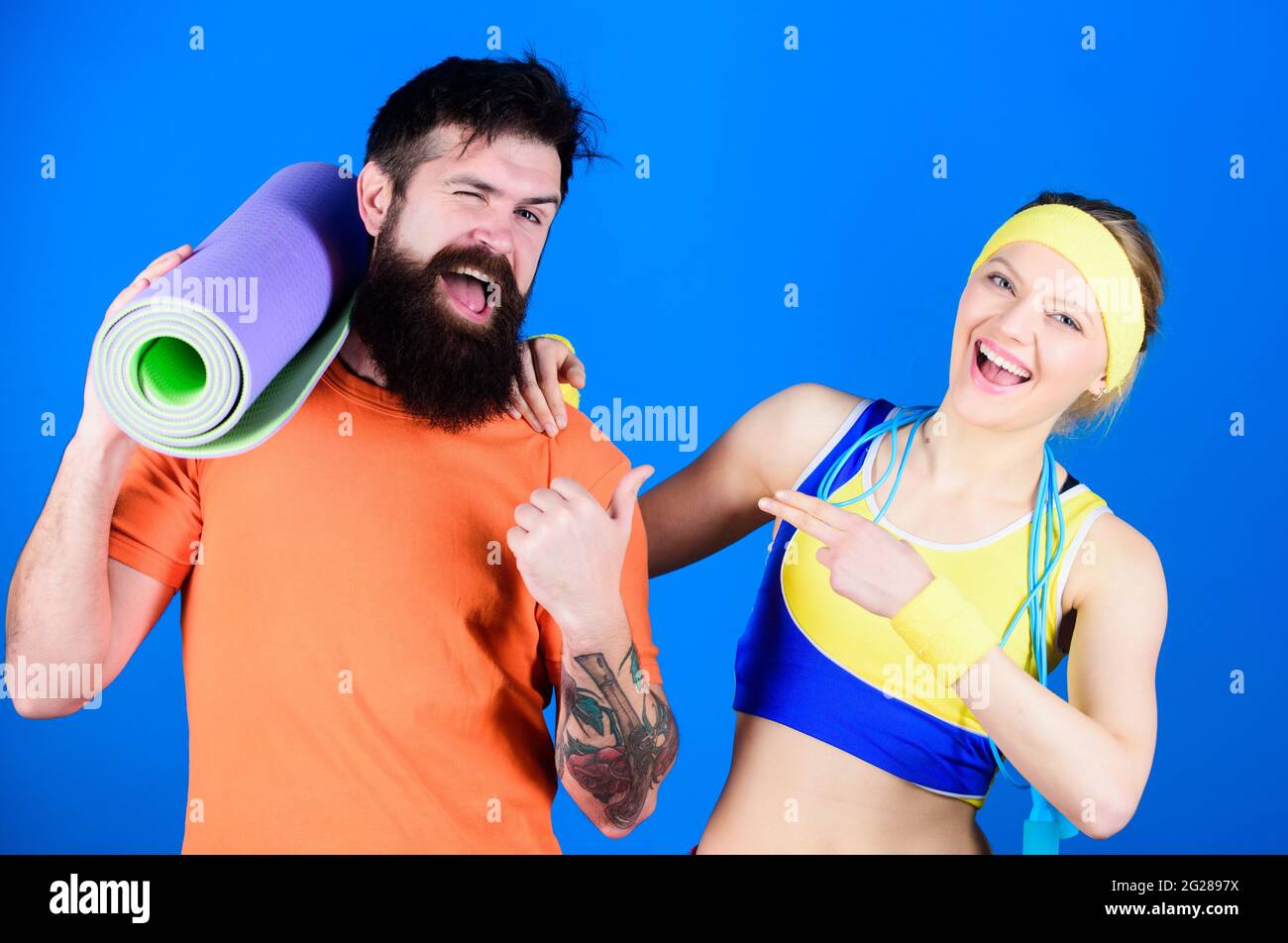 Im Team gibt es kein I. Gehen Sie groß oder Geh nach Hause. Sportliches Paartraining mit Fitnessmatte und Springseil. Starke Körpermuskeln. Sportausrüstung. Sportlich Stockfoto