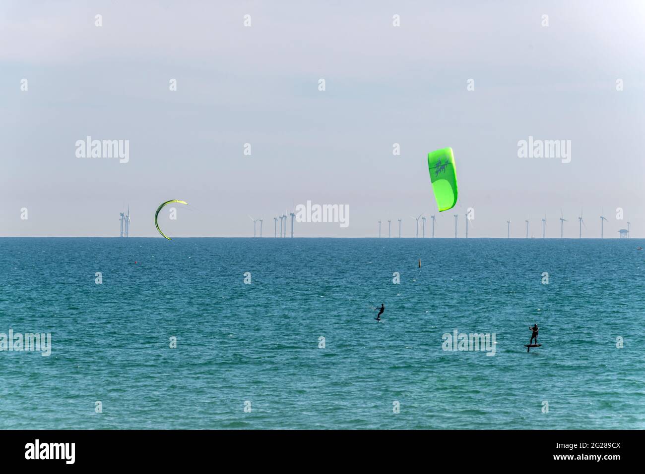 Shoreham, 8. Juni 2021: Kitesurfen am Shoreham Beach, vor der Küste von Sussex Stockfoto