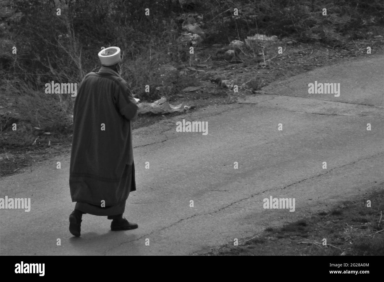 Muslimischer Imam im Turban, der unterwegs ist Stockfoto
