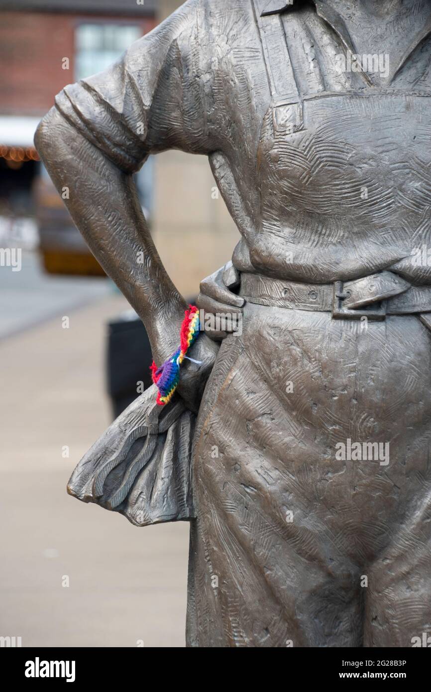 Sheffield UK: 17. April 2021: Buntes Pride-Armband am Handgelenk der Women of Steel Statue am Barkers Pool Stockfoto