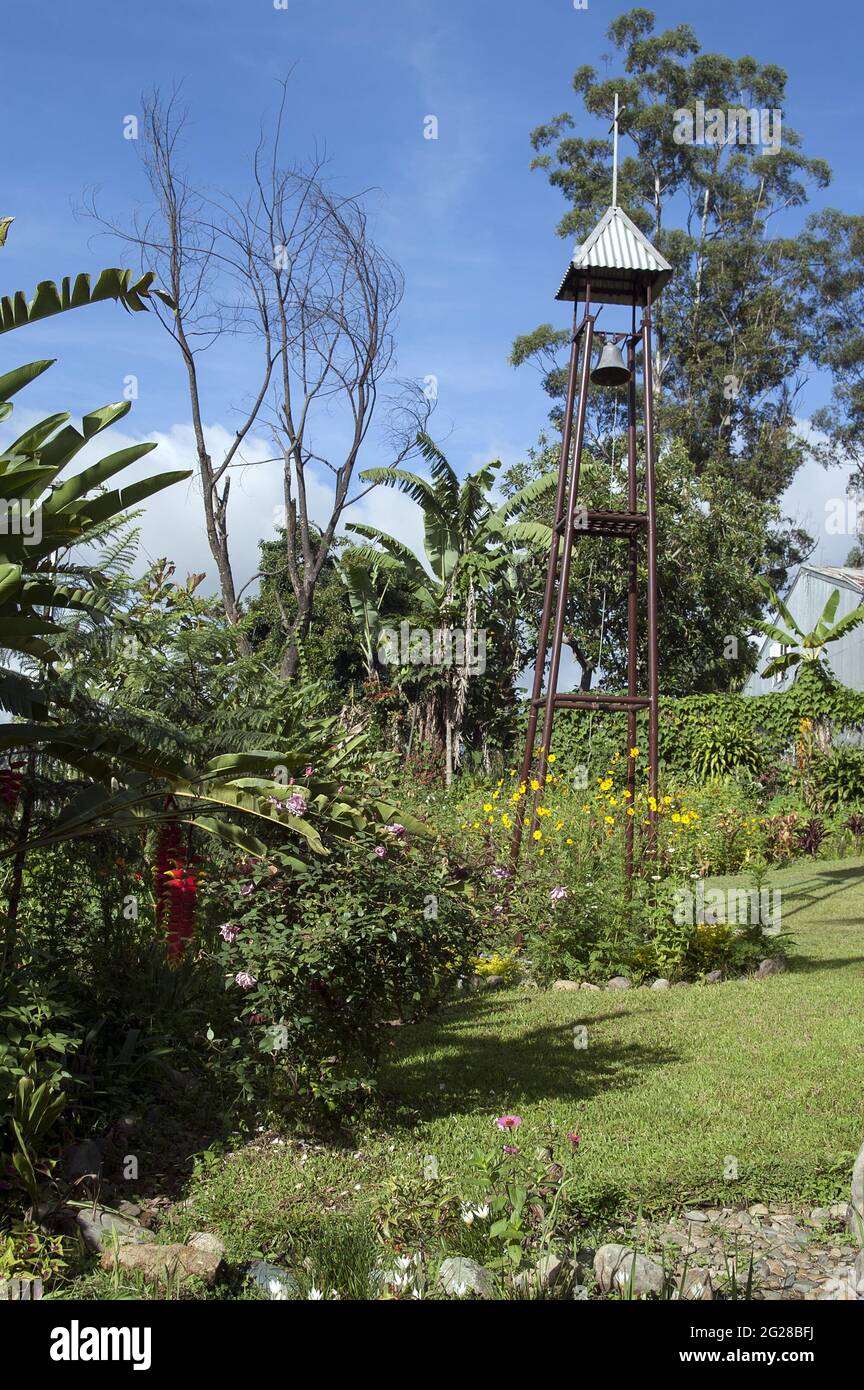 Papua-Neuguinea; Goroka; Ein kleiner Glockenturm in der Missionsgemeinde. Ein kleiner Glockenturm in der Missionspfarre. Mała dzwonnica, metalowa wieżyczka Stockfoto