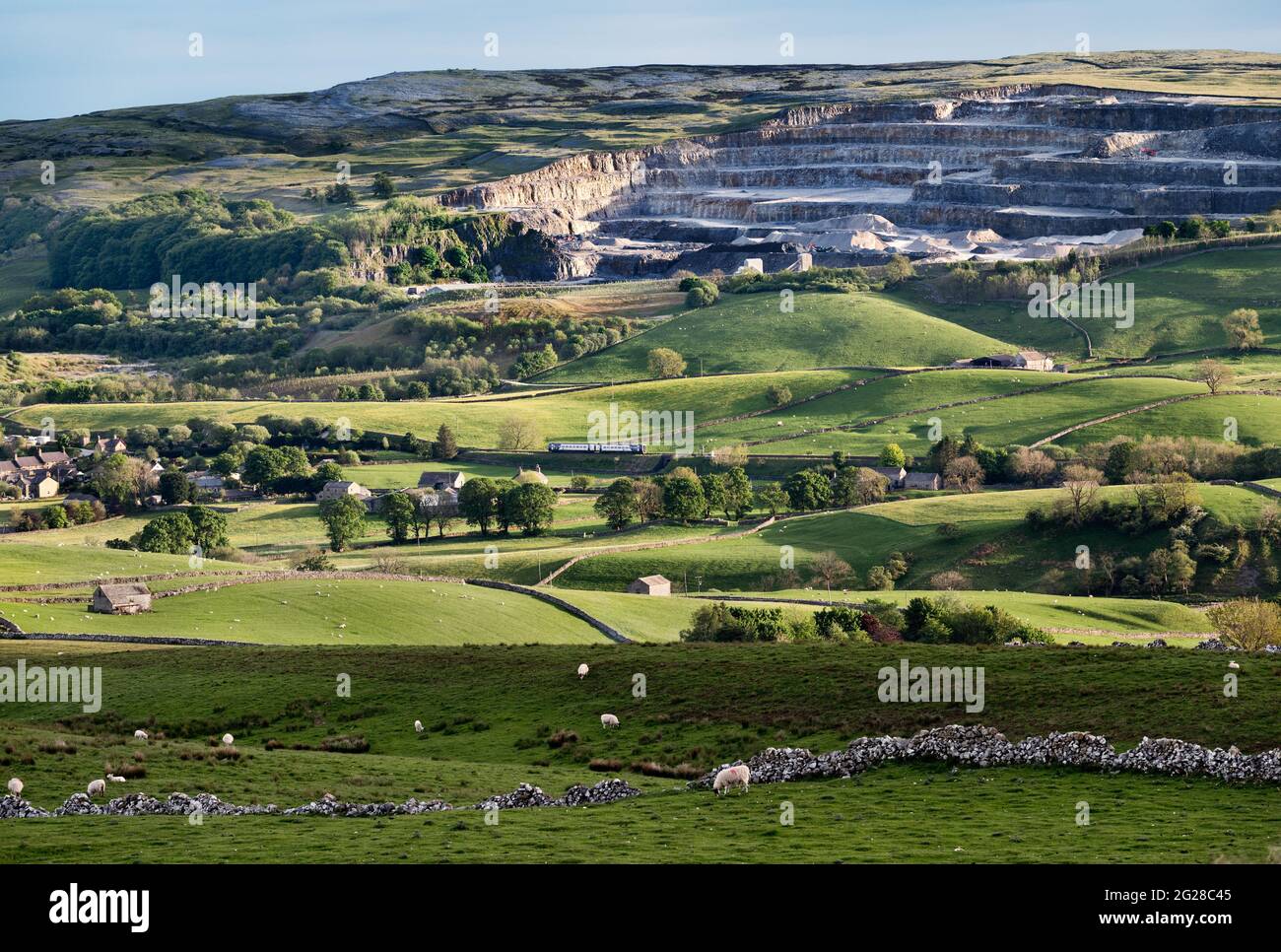 Horton-in-Ribblesdale, einschließlich des Steinbruchs über dem Dorf und der Settle-Carlisle-Eisenbahn, im Yorkshire Dales National Park, Großbritannien Stockfoto