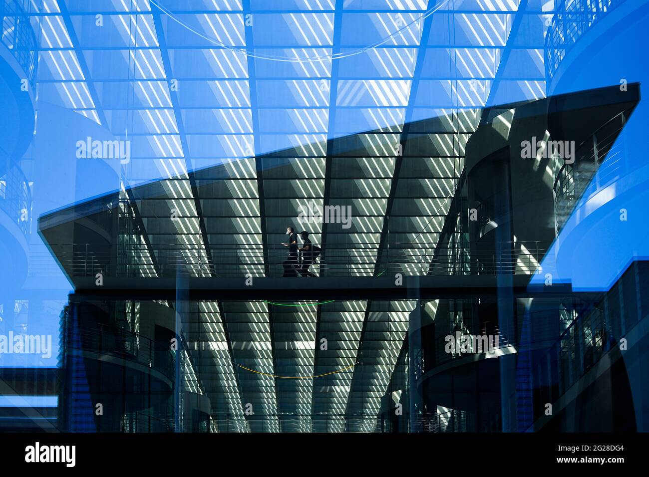 Berlin, Deutschland. Juni 2021. Zwei Menschen gehen auf einer Brücke im Paul-Loebe-Haus, einem parlamentsgebäude im Regierungsviertel in Berlin. Quelle: Markus Schreiber/AP POOL/dpa/Alamy Live News Stockfoto