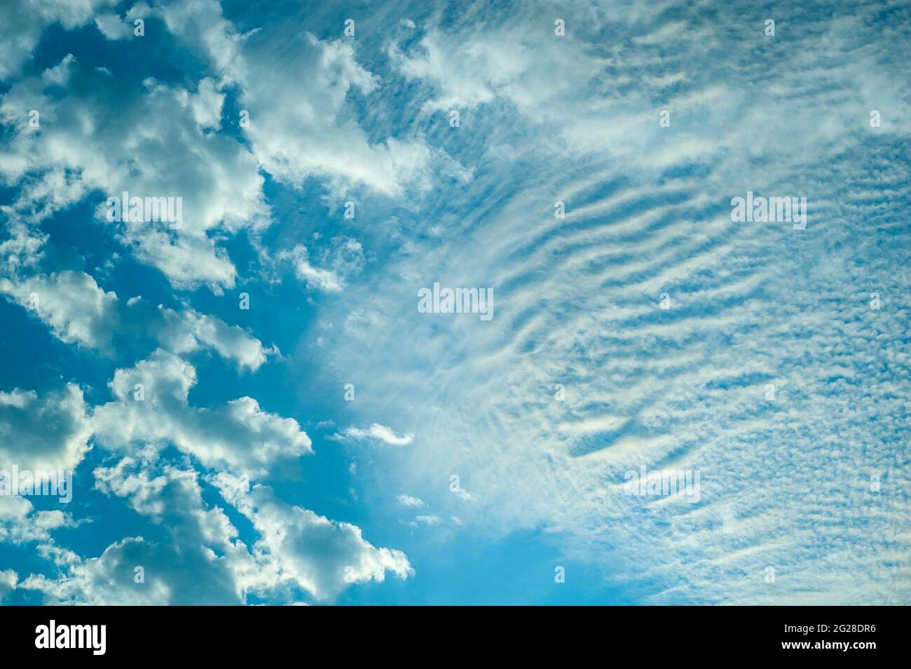 Schöne Wolken in einem blauen Himmel. Blauer Himmel Hintergrund. Stockfoto