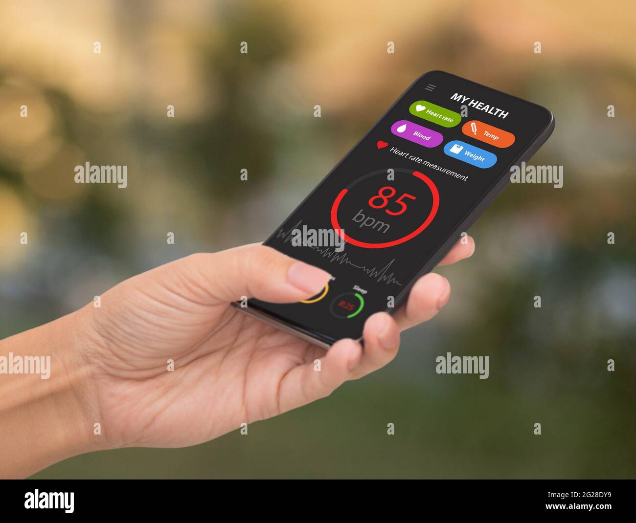 Frau Hand mit Smartphone mit Gesundheitsbuch-App auf dem Bildschirm Stockfoto