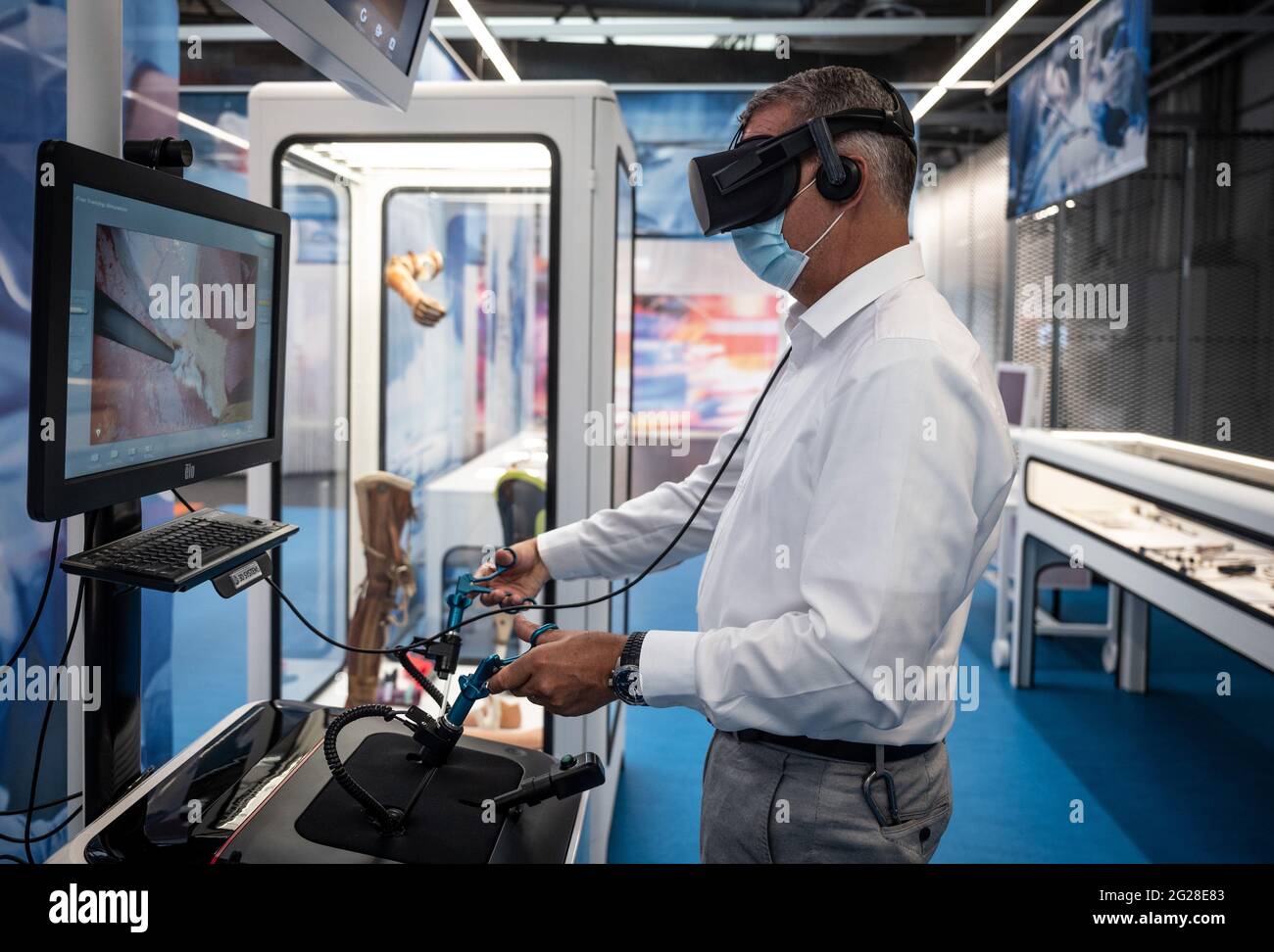 Dortmund, Deutschland. Juni 2021. Peter Fischer, Demonstrationstechniker, demonstriert auf der Deutschen Arbeitsschutzausstellung (Dasa) einen Laparoskopiesimulator, der es Ärzten ermöglicht, Operationen zu üben. Die Show wird ab dem 10. Juni in der Dasa zu sehen sein. Auf mehr als 800 Quadratmetern widmet sich die interaktive Ausstellung insbesondere den Fähigkeiten und Kompetenzen, die Menschen in medizinischen Berufen benötigen. Quelle: Bernd Thissen/dpa/Alamy Live News Stockfoto