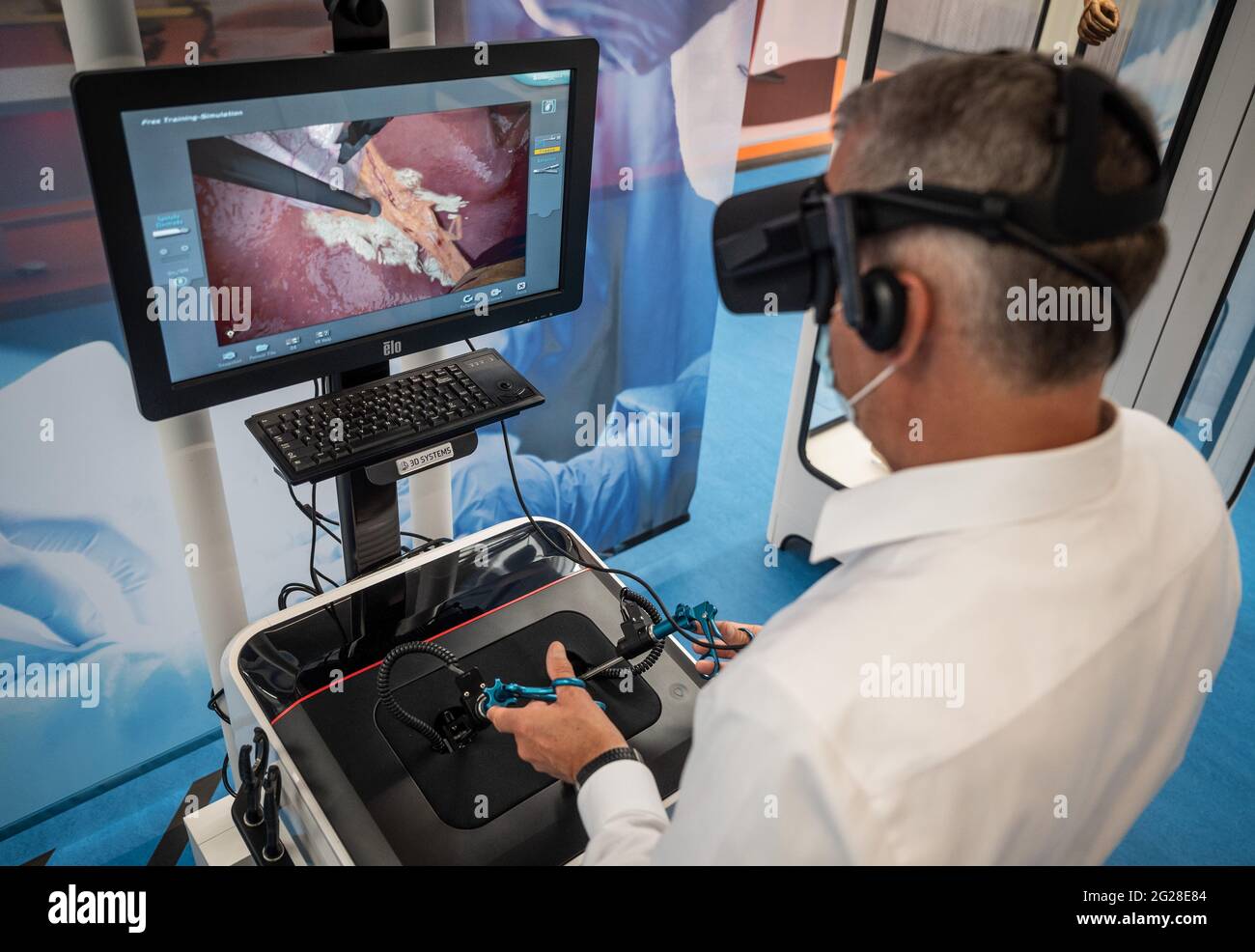 Dortmund, Deutschland. Juni 2021. Peter Fischer, Demonstrationstechniker, demonstriert auf der Deutschen Arbeitsschutzausstellung (Dasa) einen Laparoskopiesimulator, der es Ärzten ermöglicht, Operationen zu üben. Die Show wird ab dem 10. Juni in der Dasa zu sehen sein. Auf mehr als 800 Quadratmetern widmet sich die interaktive Ausstellung insbesondere den Fähigkeiten und Kompetenzen, die Menschen in medizinischen Berufen benötigen. Quelle: Bernd Thissen/dpa/Alamy Live News Stockfoto