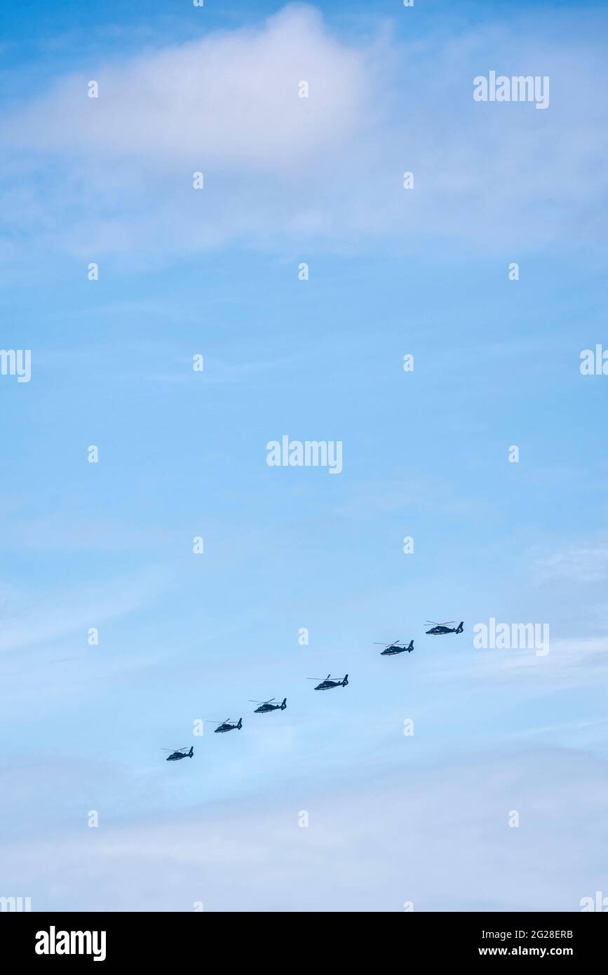 Der SAS-Flug „Blue Thunder“ von sechs unmarkierten Hubschraubern des Typs AS365N3 Dauphin über Herefordshire auf dem Weg zum G7-Gipfeltreffen 2021 in Carbis Bay in Cornwall, Großbritannien. Sie waren von einem Polizeihubschrauber und drei microlite-Flugzeugen, die einen Teil der Strecke vermessten, vorausgegangen. Diese Hubschrauber werden von der SAS für Hochsicherheitseinsätze eingesetzt. Stockfoto