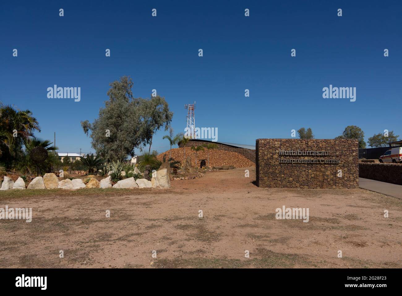 Ein Interpretationszentrum mit Informationen und einem lifesize-Modell für den Muttaburrasaurus, der in der Nähe der australischen Stadt Muttaburra entdeckt wurde. Stockfoto