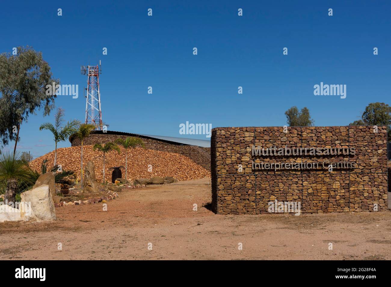Ein Informationszentrum und ein lebensgroßes Modell des prähistorischen Muttaburrasaurus-Dinosauriers, der in der Nähe der Stadt Muttaburra in Queensland entdeckt wurde. Stockfoto