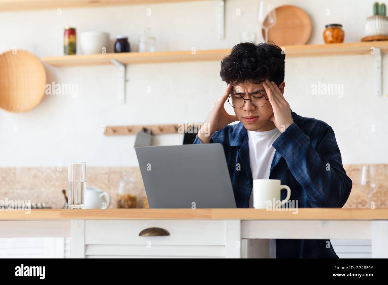 Probleme bei der Arbeit, Überlastung, Migräne, Krankheitssymptome während der Selbstisolation Stockfoto