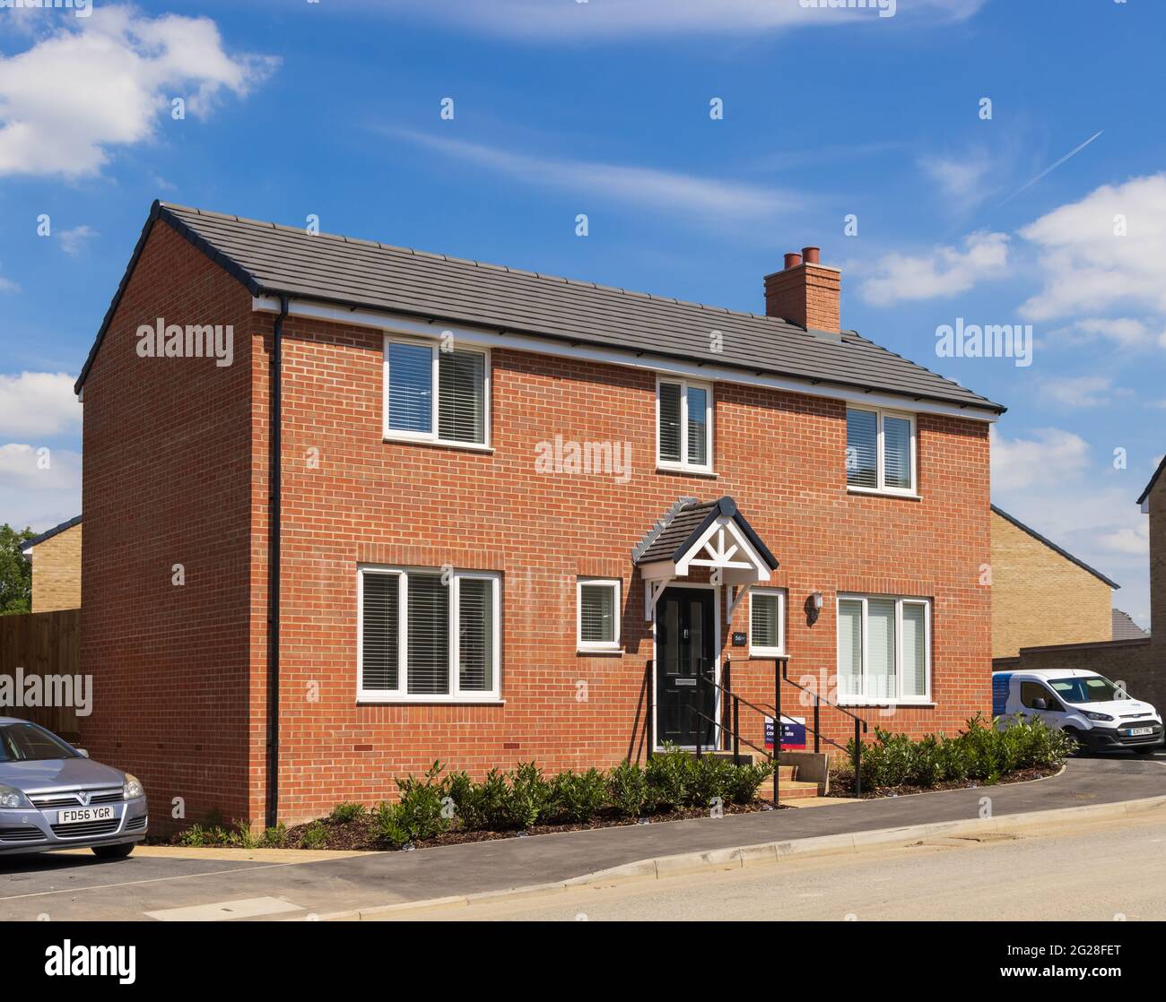 Freistehendes neues Bauhaus in der neuen Stortford Fields Wohnsiedlung. Bishop's Stortford, Hertfordshire. VEREINIGTES KÖNIGREICH Stockfoto