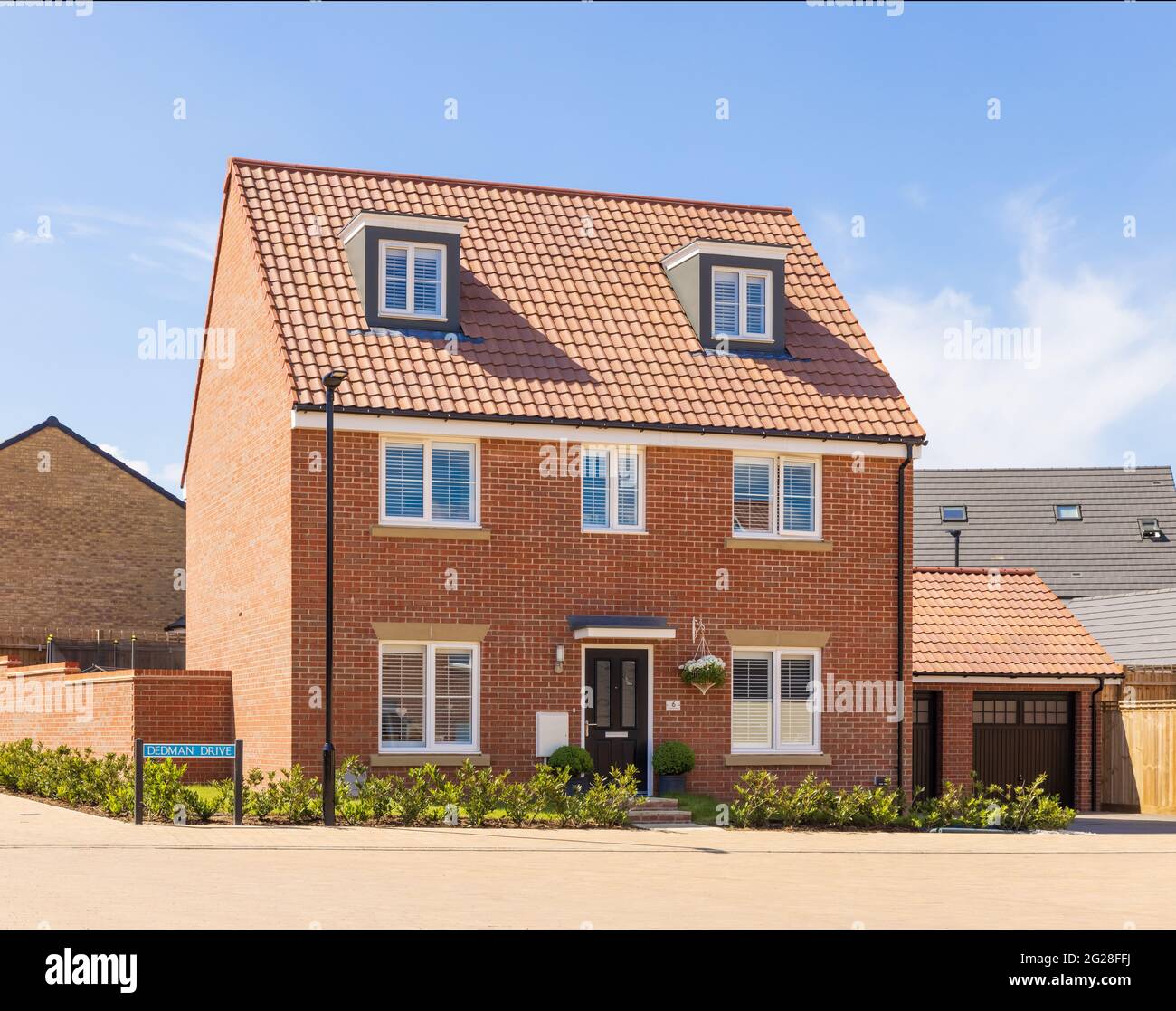 Freistehendes neues Bauhaus in der neuen Stortford Fields Wohnsiedlung. Bishop's Stortford, Hertfordshire. VEREINIGTES KÖNIGREICH Stockfoto