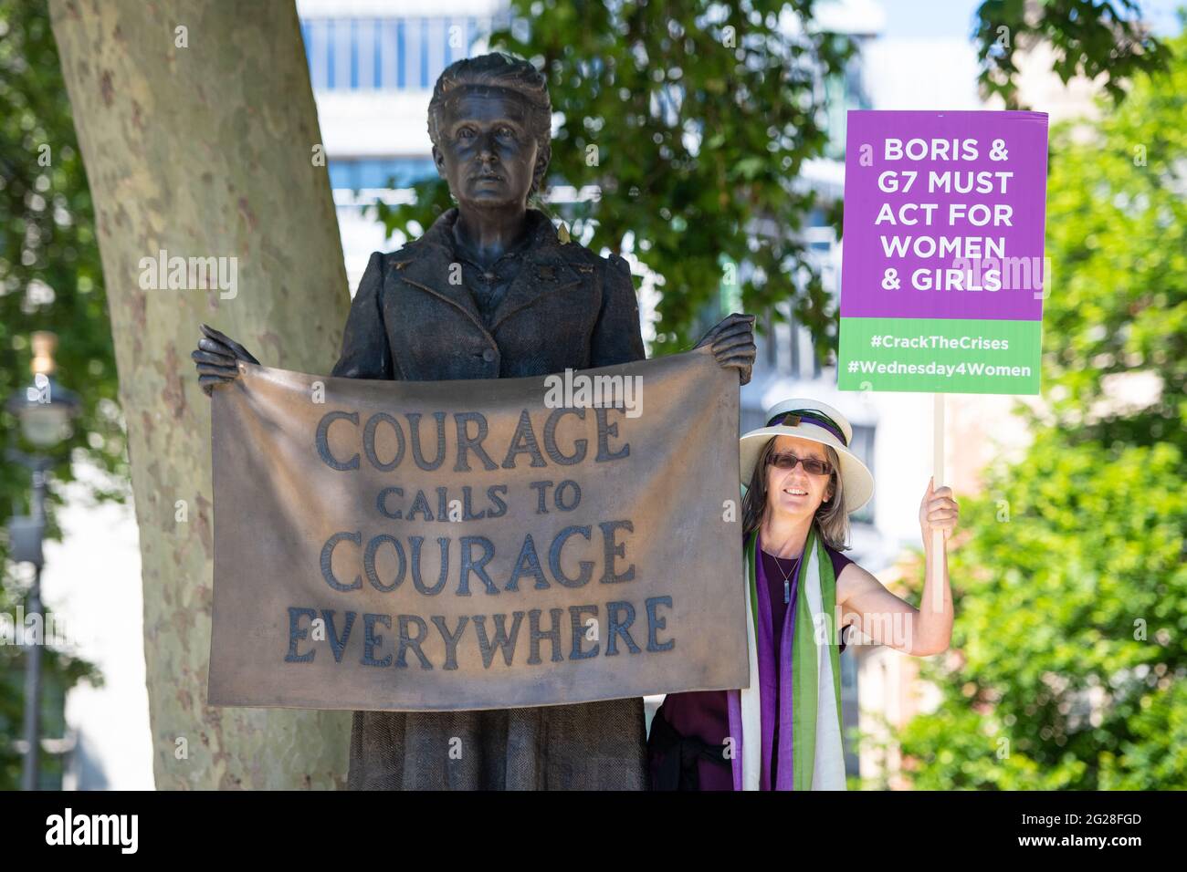 Helen Pankhurst mit der Statue der Frauenrechtlerin Millicent Fawcett auf dem Parliament Square, London, bevor sie sich einer Gruppe von Frauenrechtlerinnen anschloss, einen öffentlichen Brief an die 10 Downing Street im Rahmen eines Mittwoch4Women Day of Action zu überbringen, Fordert die britische Regierung auf, den Rückschlag der Gleichstellung der Geschlechter um eine Generation vor dem G7-Gipfel zu stoppen. Bilddatum: Mittwoch, 9. Juni 2021. Stockfoto
