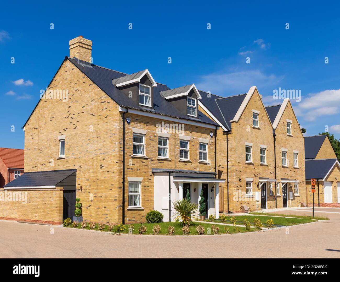 Freistehendes neues Bauhaus in der neuen Stortford Fields Wohnsiedlung. Bishop's Stortford, Hertfordshire. VEREINIGTES KÖNIGREICH Stockfoto