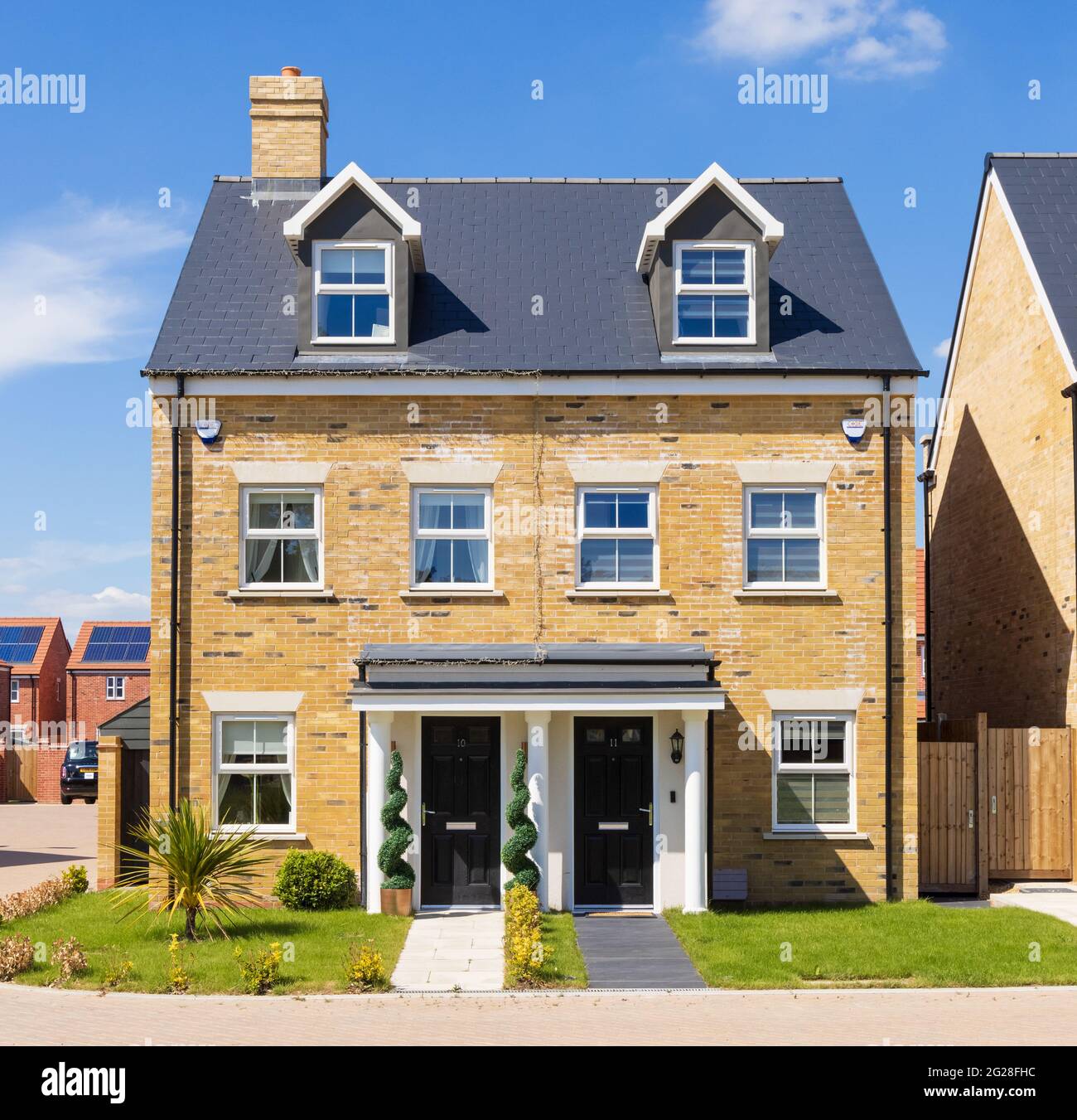 Doppelhaushälfte Neubau in der neuen Stortford Fields Wohnsiedlung. Bishop's Stortford, Hertfordshire. VEREINIGTES KÖNIGREICH Stockfoto