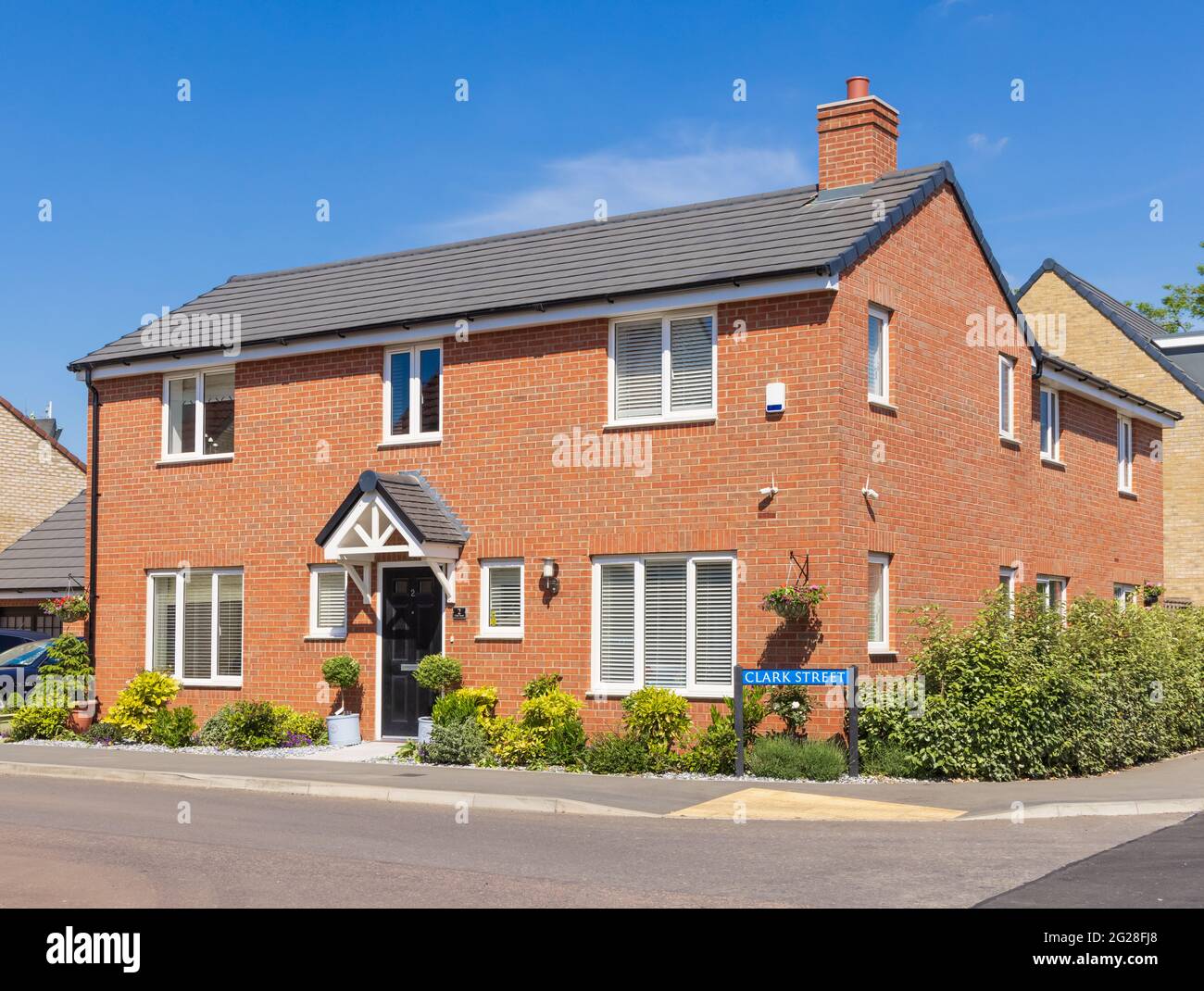 Freistehendes neues Bauhaus in der neuen Stortford Fields Wohnsiedlung. Bishop's Stortford, Hertfordshire. VEREINIGTES KÖNIGREICH Stockfoto