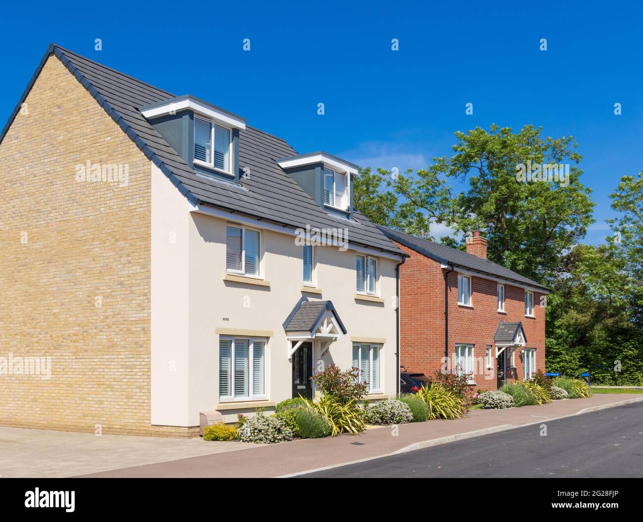 Freistehendes neues Bauhaus in der neuen Stortford Fields Wohnsiedlung. Bishop's Stortford, Hertfordshire. VEREINIGTES KÖNIGREICH Stockfoto