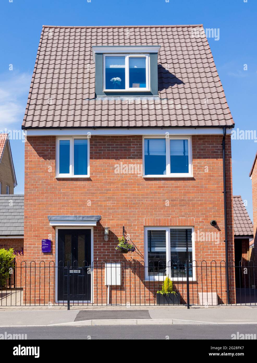 Freistehendes neues Bauhaus in der neuen Stortford Fields Wohnsiedlung. Bishop's Stortford, Hertfordshire. VEREINIGTES KÖNIGREICH Stockfoto