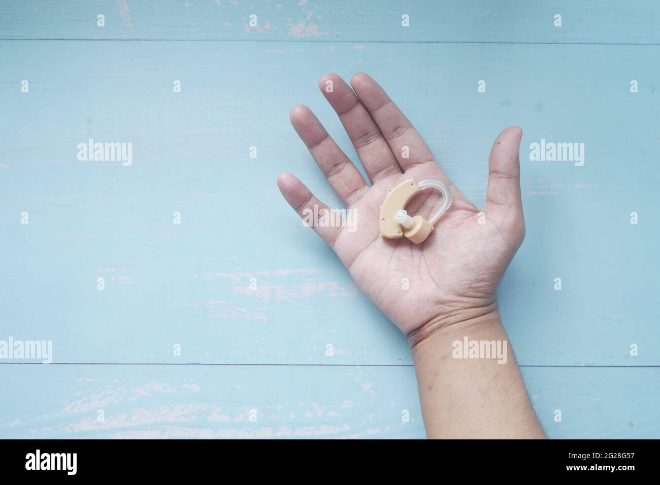 Hörgerät auf Handfläche Stockfoto