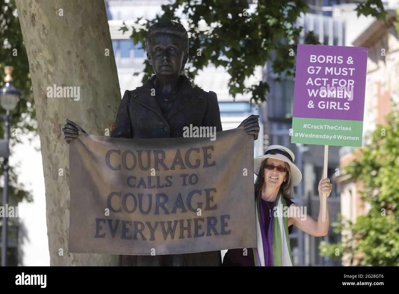 London, Großbritannien. Juni 2021. Helen Pankhurst, die große Grand-Tochter von Emmeline Pankhurst, posiert vor der Statue von Millicent Fawcett. Wohltätigkeitsorganisationen, Prominente, Aktivisten und Abgeordnete protestieren in Westminster und fordern die Regierung und Boris Johnson auf, die Rechte der Frauen vor dem G7-Gipfel vom 11. Bis 13. Juni zu berücksichtigen. Abgeordnete wie Jess Philips, Marsha De Cordova und Baroness Suggs versammelten sich an der Millicent Fawcett-Statue auf dem Parliament Square, um zur Downing Street zu laufen. Helen Pankhurst, große Grand-Tochter von Emmeline Pankhurst, aufgestellt von der Statue von Millicent Fawcett. Kredit: Mark Thomas/Alamy Live Nachrichten Stockfoto