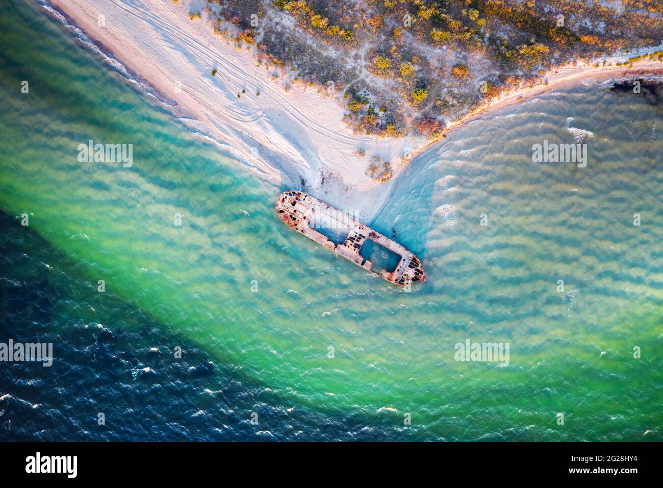 Altes Schiffswrack Stahlbetonkahn verlassen stehen am Strand auf Die Küste des Schwarzen Meeres in der Ukraine Stockfoto