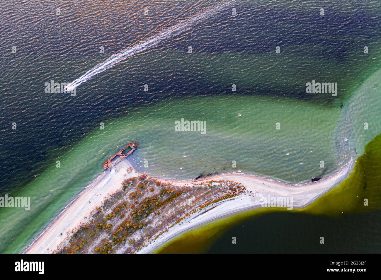 Altes Schiffswrack Stahlbetonbarge verlassen stehen am Strand an der Küste des Schwarzen Meeres in Kinburn Halbinsel, Ukraine Stockfoto
