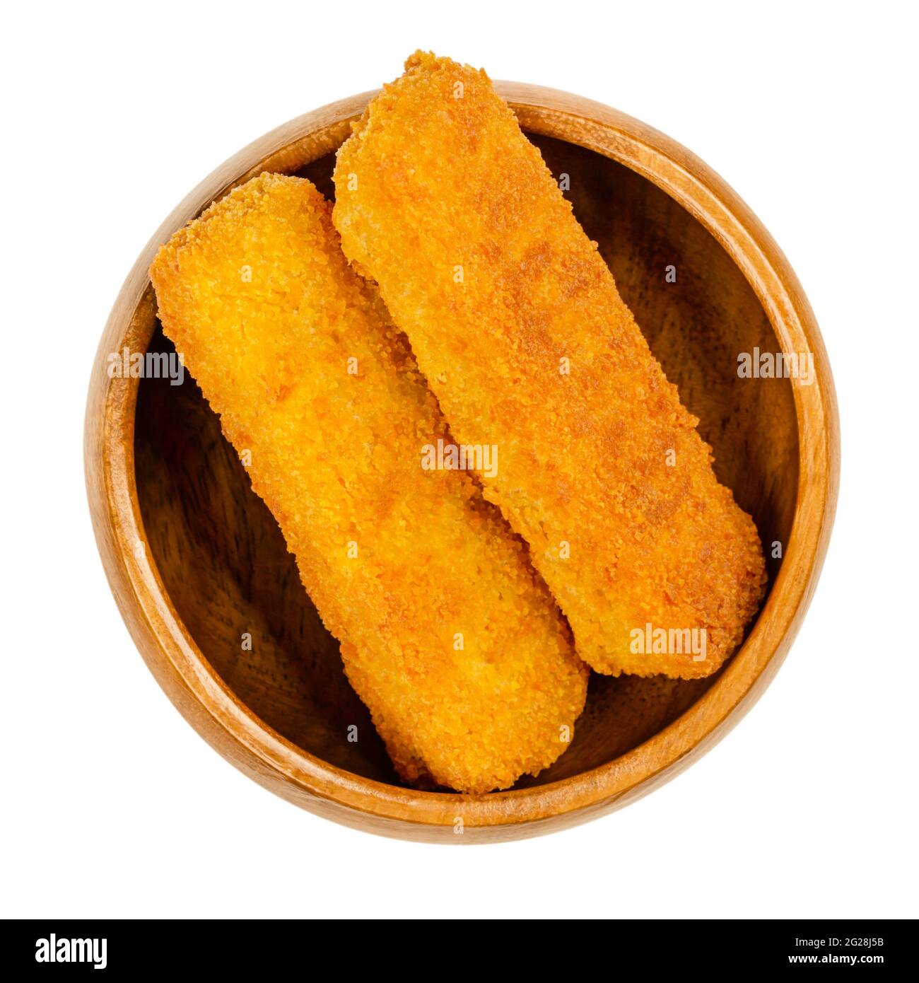 Frittierte vegane, fischlose Finger in einer Holzschüssel. Fishless Sticks, basierend auf Sojaprotein, paniert und knusprig beschichtet, frittiert und verzehrfertig. Stockfoto