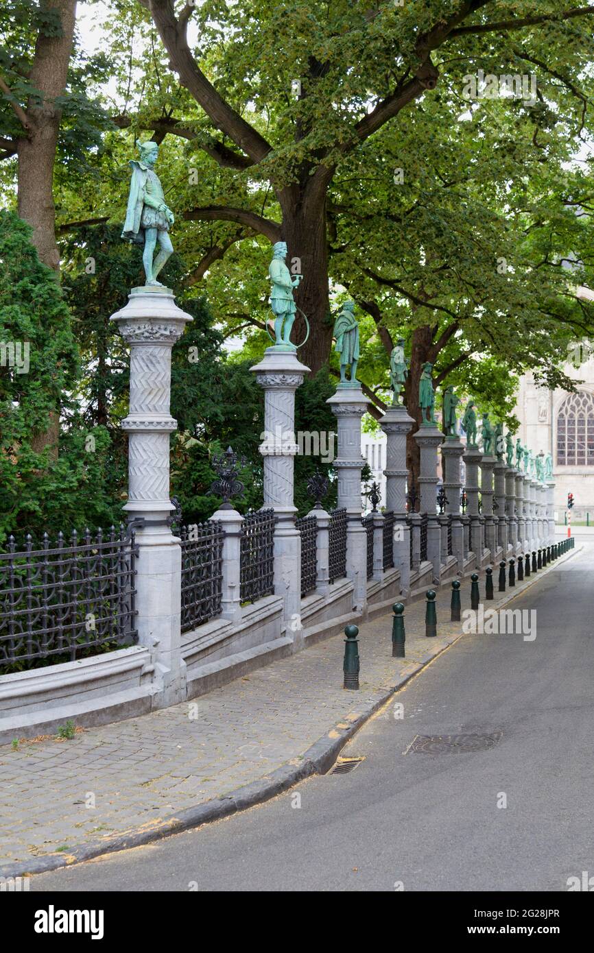 Brüssel, Belgien - 02 2019. Juli: Der Petit Sablon Platz (französisch: Square du Petit Sablon) ist ein Garten im Neorenaissance-Stil mit einem Brunnen und Skulpturen, Stockfoto