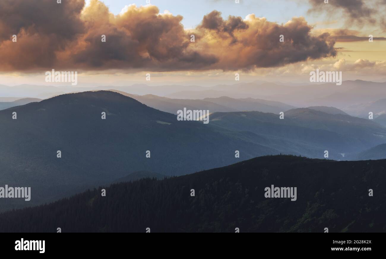 Morgensonne in Frühlingsbergen. Wunderschöne Sonnenstrahlen auf dem Hintergrund. Landschaftsfotografie Stockfoto