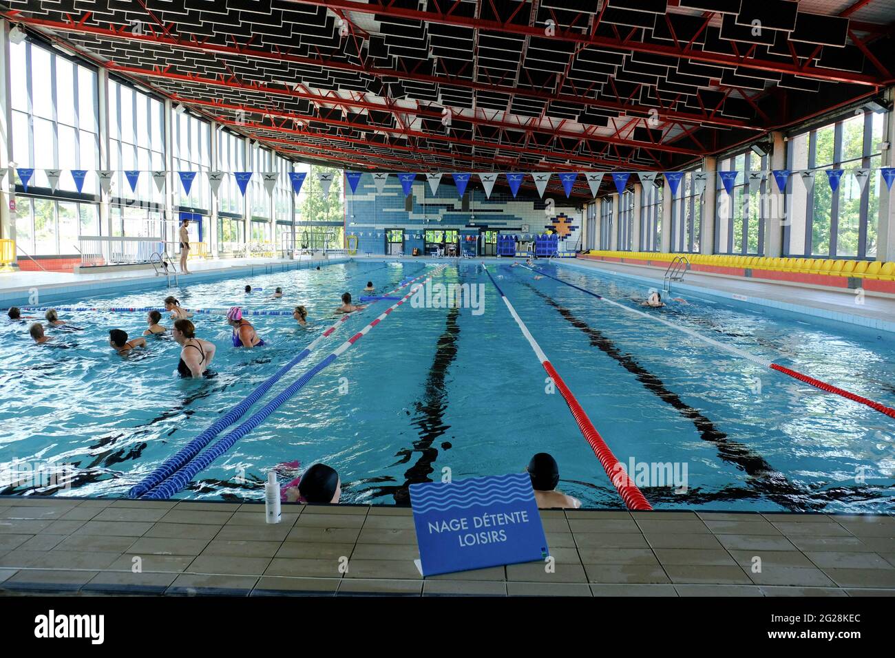 Ab diesem Mittwoch können die Hallenbäder, die seit dem letzten September geschlossen sind, für alle wieder geöffnet werden, mit einer 50%-Marke. Aber aufgrund der Covid-Epidemie am 9. Juni 2021 im Schwimmbad Guy Bey in Meudon, Frankreich, ist das Gesundheitsprotokoll immer noch etwas restriktiv. Foto von Marie Hubert Psaila / ABACAPRESS.COM Stockfoto