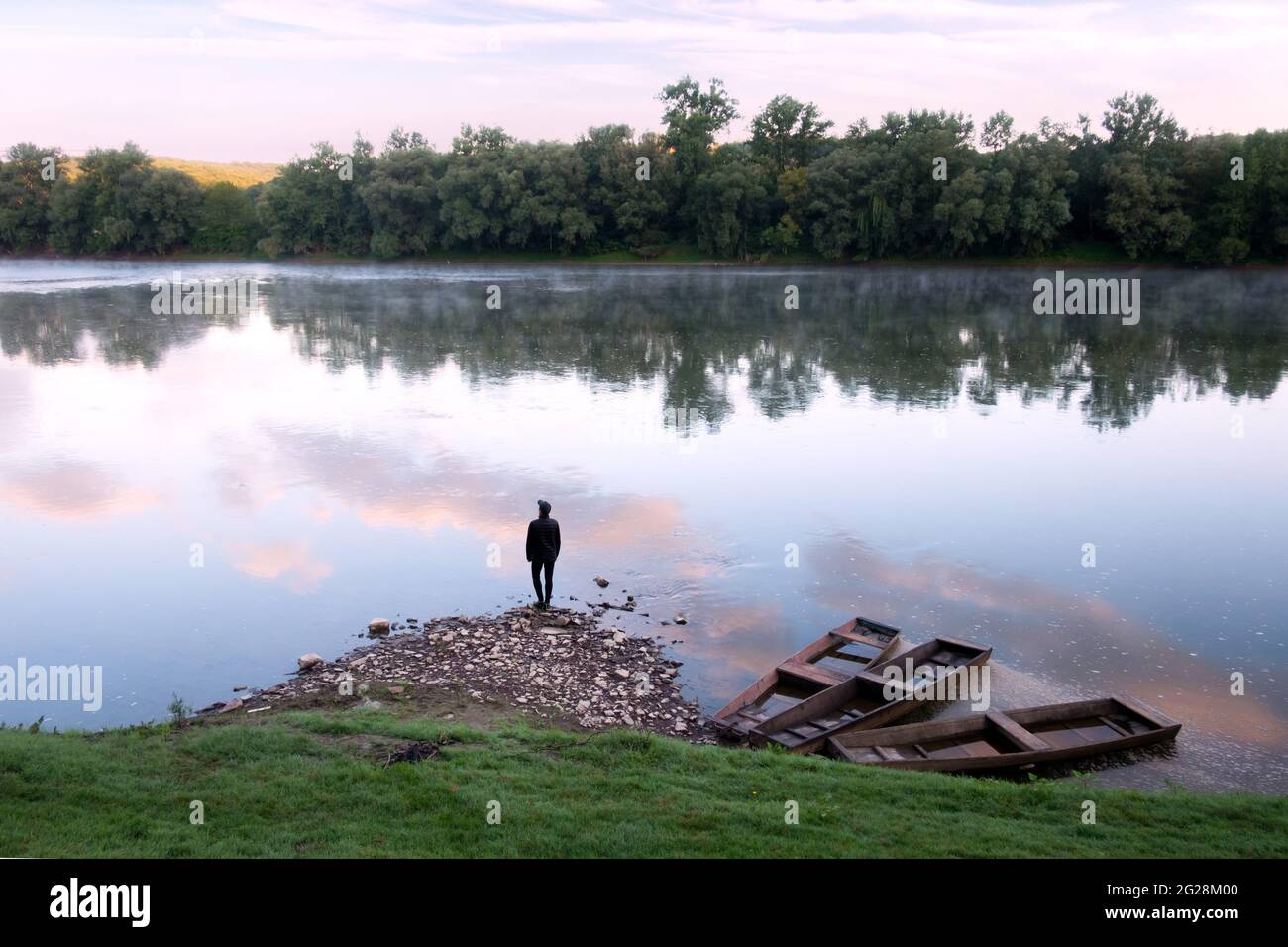 Majestätischer nebliger Fluss und alte Holzboote bei Sonnenaufgang. Landschaftsfotografie. Dnister, Ukraine, Europa Stockfoto