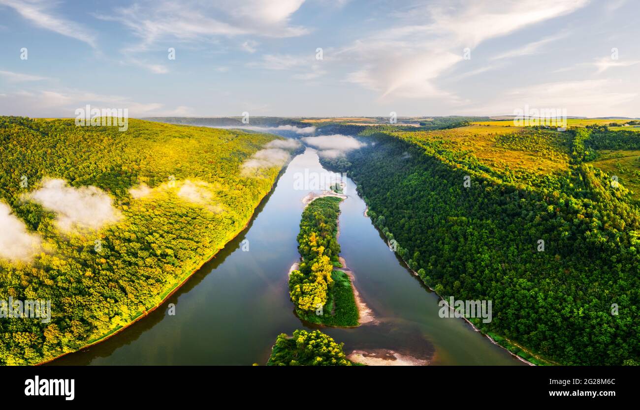 Flug durch majestätischen nebligen Fluss und üppig grünen Wald bei Sonnenaufgang. Landschaftsfotografie. Dnister, Ukraine, Europa Stockfoto