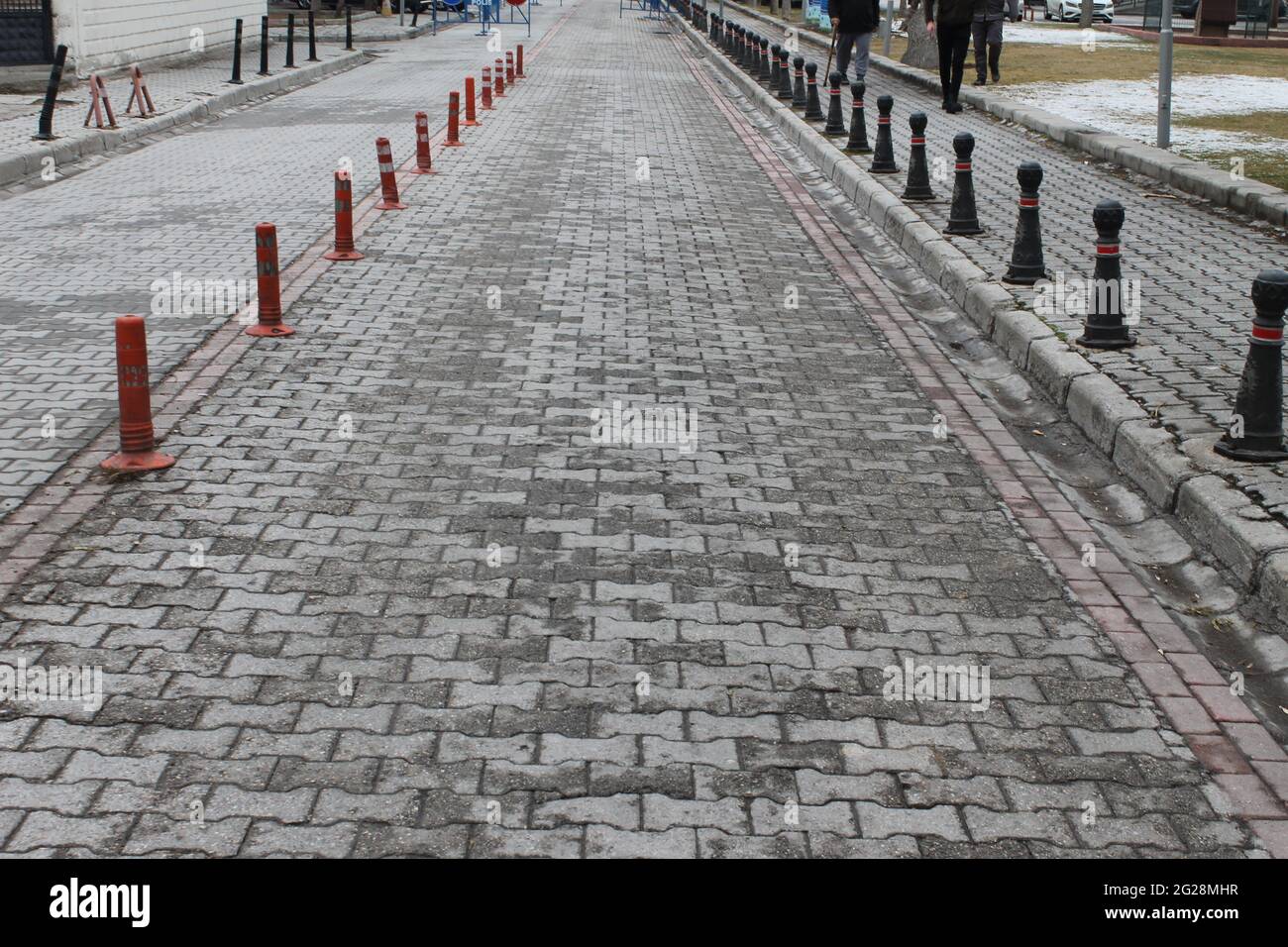 Straße überqueren und geparkte Autos Stockfoto