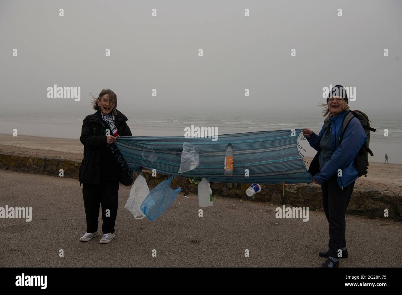 Marazion, Cornwall, 09/06/2021, frei von vermeidbarem, übermäßigem und Einweg-Plastik.,Plastikverschmutzungs-Protest bei Marazion Cornwall,Ozean sind diyng,Save the Ocean Credit: kathleen White/Alamy Live News Stockfoto