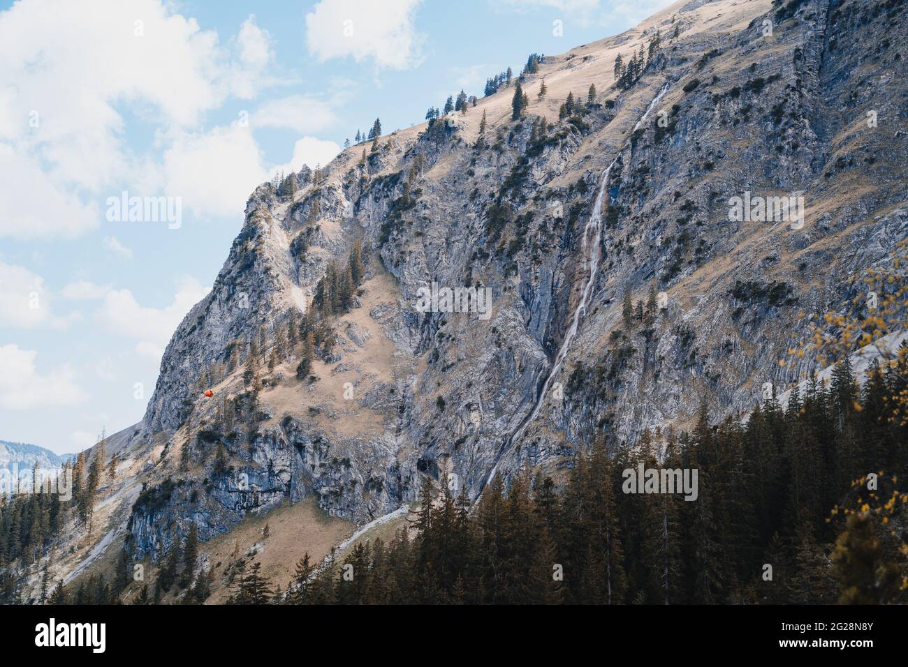 Szene in Österreich, Vilsalpsee und Traualpsee. Wolkiger Tag, See, Berge und Wald machen die Szene majestätisch und beeindruckend. Schöne Landschaft. Stockfoto