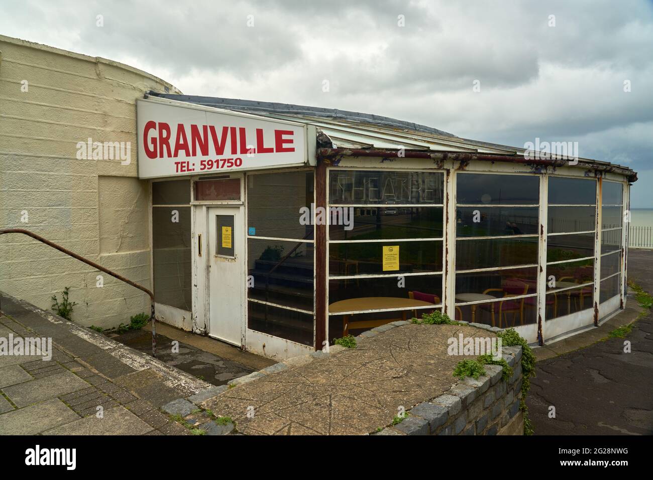 Ramsgate, Großbritannien - 22. Mai 2021: Vor dem Hauptfoyer des Granville Theatre Stockfoto